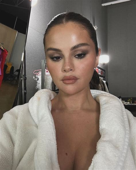 Selena Gomez Claps Back at Plastic Surgery。